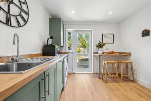 a kitchen with a sink and a counter at Cotswolds Vista, 3 bed, 2 bathrooms, complimentary parking in Cirencester