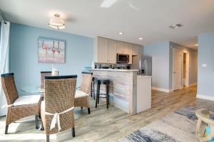 Gallery image of Walk to Cocoa Beach Condo with Patio! in Cocoa Beach +16 photos