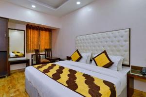 Postel nebo postele na pokoji v ubytování Perfect Hotel PG In New Delhi - Walking the all Best Market