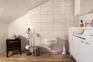 Koupelna v ubytování Gemütliches Holzhaus mit Sauna an der Ostsee und Schlei + 20 fotografií