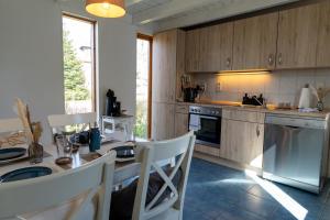 Kuchyň nebo kuchyňský kout v ubytování Gemütliches Holzhaus mit Sauna an der Ostsee und Schlei