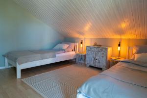 Postel nebo postele na pokoji v ubytování Gemütliches Holzhaus mit Sauna an der Ostsee und Schlei