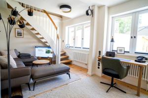 フリードリッヒシュタットにあるPrincess-Street-No8のリビングルーム(階段、デスク付)