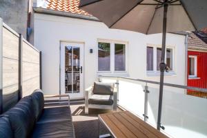 フリードリッヒシュタットにあるPrincess-Street-No8のパティオ(ソファ、パラソル付)