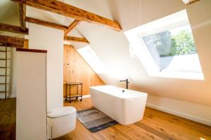 フリードリッヒシュタットにあるPrincess-Street-No8のバスルーム(白いシンク、天窓付) +23枚の写真