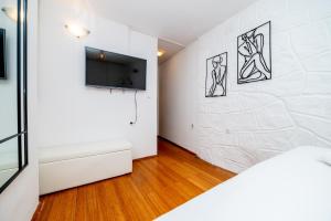 Televízia a/alebo spoločenská miestnosť v ubytovaní Apartments Vitoria