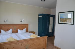 a bedroom with a bed and a blue cabinet at Brunnenhaus Wohnung 2 in Mellenthin
