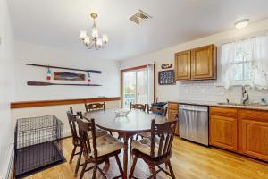 O bucătărie sau chicinetă la Hyannis Beach House