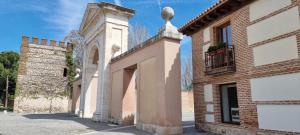 a building with a tower on the side of it at La Casona del Cardenal Apto1 in Alcalá de Henares