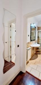 a bathroom with a sink and a mirror at La Casona del Cardenal Apto1 in Alcalá de Henares +31 photos