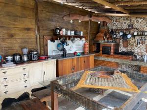 een keuken met een glazen tafel in een kamer bij Recanto da Represa Carrancas in Carrancas