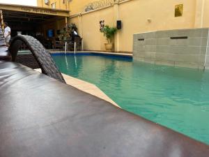 Kolam renang di atau dekat dengan PRESKEN HOTELS @FAJODD-4
