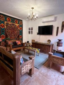 SantiagoにあるCasa Colonial en Santiago Pueblo Mágico by Adhocのソファと薄型テレビのあるリビングルーム