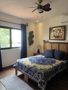 SantiagoにあるCasa Colonial en Santiago Pueblo Mágico by Adhocのベッドと天井扇風機のある寝室