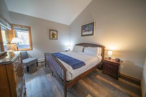 a bedroom with a bed and a desk and a window at Ski Run 303 by SummitCove Lodging in Keystone +36 photos