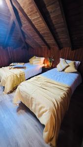 zwei Betten nebeneinander in einem Zimmer in der Unterkunft Casa da Vela by Férias em Figueira in Buarcos e São Julião