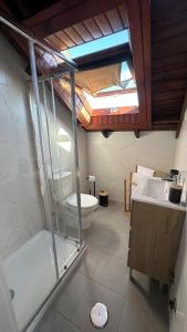 ein Badezimmer mit Dusche, Toilette und Waschbecken in der Unterkunft Casa da Vela by Férias em Figueira in Buarcos e São Julião + 65 Fotos