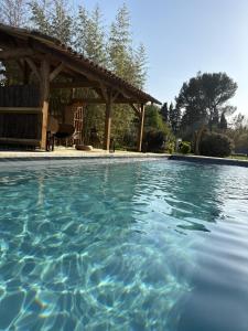 una piscina con cenador en Mas d'Auseu, en Cavaillon