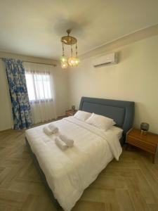 sypialnia z dużym łóżkiem i dwoma ręcznikami na nim w obiekcie Luxury Villa 5 Bedroom Beach House in Sidi Heneish - Mediterranean Sea w mieście Marsa Matruh