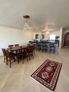 jadalnia i kuchnia ze stołem i krzesłami w obiekcie Luxury Villa 5 Bedroom Beach House in Sidi Heneish - Mediterranean Sea w mieście Marsa Matruh
