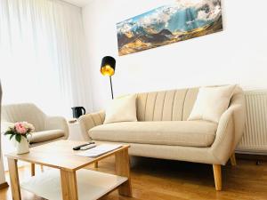 Posezení v ubytování Cozy Hideout - Condo Hotel + 37 fotografií