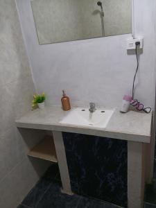 タフィ・デル・バジェにあるCasa hauseの洗面台と鏡のあるバスルーム