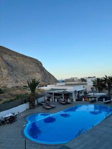 una piscina con vista sulla spiaggia di Sunday's Apartments a Perissa