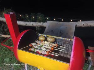 Ko Khang TakPhaluayCamping的上面有烤架,上面有食物烹饪