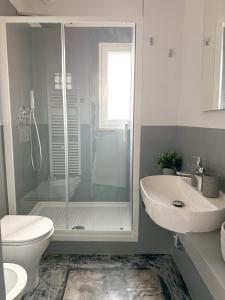 ローマにあるNEW! St Peter Roman holidays 1953のシャワー、トイレ、洗面台を備えたバスルーム +11枚の写真