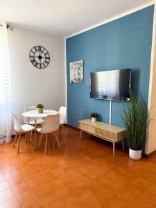 ローマにあるNEW! St Peter Roman holidays 1953のダイニングルーム(テーブル、壁掛け時計付)