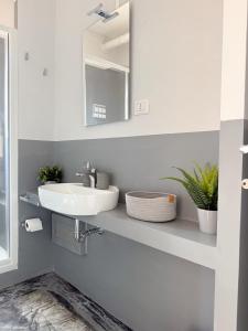 ローマにあるNEW! St Peter Roman holidays 1953の洗面台と鏡のある白いバスルーム