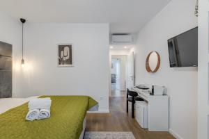 1 dormitorio con cama verde y escritorio en Finn Luxury Rooms, en Split