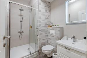 Un baño con ducha, inodoro y lavabo. en Finn Luxury Rooms, en Split