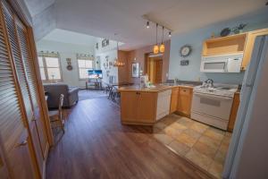 eine Küche und ein Wohnzimmer mit einer Spüle und einem Herd in der Unterkunft Silver Mill 8302 by SummitCove Lodging in Keystone