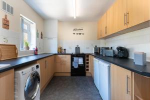 Η κουζίνα ή μικρή κουζίνα στο ELROI Willerby Road Boho Comfy Home 2 Bedrooms