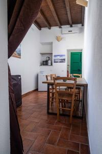 a kitchen and dining room with a table and chairs at ISLAVENTO case vacanza Trapani in Trapani