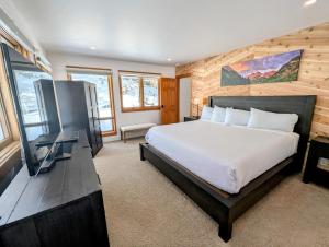 una camera da letto con un letto e una TV a schermo piatto di Quicksilver 1617 by SummitCove Lodging a Keystone Altre 35 foto
