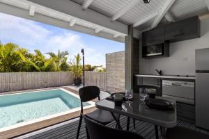 una cucina e una sala da pranzo con piscina di Bungalow Club Océar Love a Le Gosier