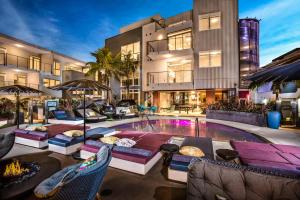 a building with a swimming pool with tables and chairs at Luxury Open BD w Pool, Parking, & WD 133 in Los Angeles