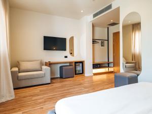 TV i/ili multimedijalni sistem u objektu Sunset Shoreline Saranda - Sea View - Free Private Parking - Pool