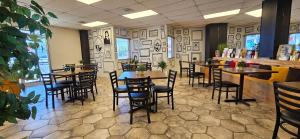 a dining room with tables and chairs in a restaurant at Condomino Maripina in Arena