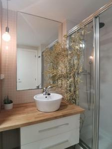 a bathroom with a sink and a shower at PRIMERA LINEA de PLAYA SAN JUAN en ALICANTE in Benimagrell