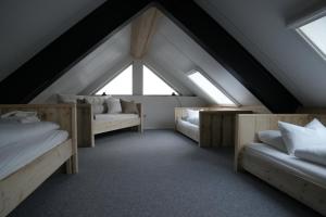 Habitación en el ático con 2 camas y tragaluces en De Hondsrug, en Wachtum