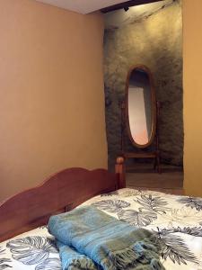un dormitorio con una cama y un espejo en Gîte ღ La tour du Château ღ, en Aubignas 7 fotos más
