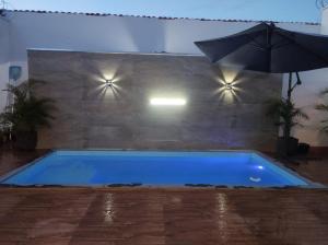 Bazén v ubytování Quarto em Montes Claros nebo v jeho okolí