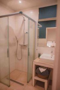 un bagno con doccia e lavandino di Ferienwohnung Sahel - Inselhof Fehmarn a Fehmarn