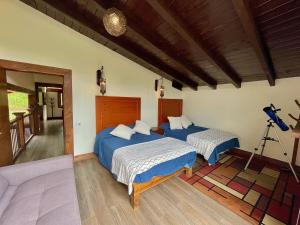 a bedroom with two beds and a camera on a tripod at Cabaña de lujo en el Bosque in Mazamitla