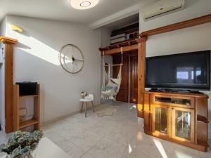 Μια τηλεόραση ή/και κέντρο ψυχαγωγίας στο Loft Luxury