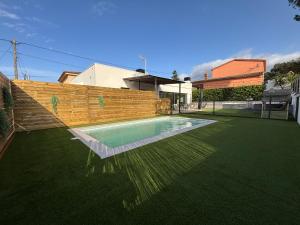 Bazén v ubytovaní ESPECTACULAR CASA EN LLAGOSTERA - Costa Brava, CON PISCINA alebo v jeho blízkosti