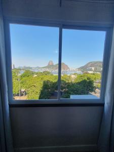 een raam in een kamer met uitzicht op de oceaan bij Vista Mar - Pão de Açúcar 1 in Rio de Janeiro